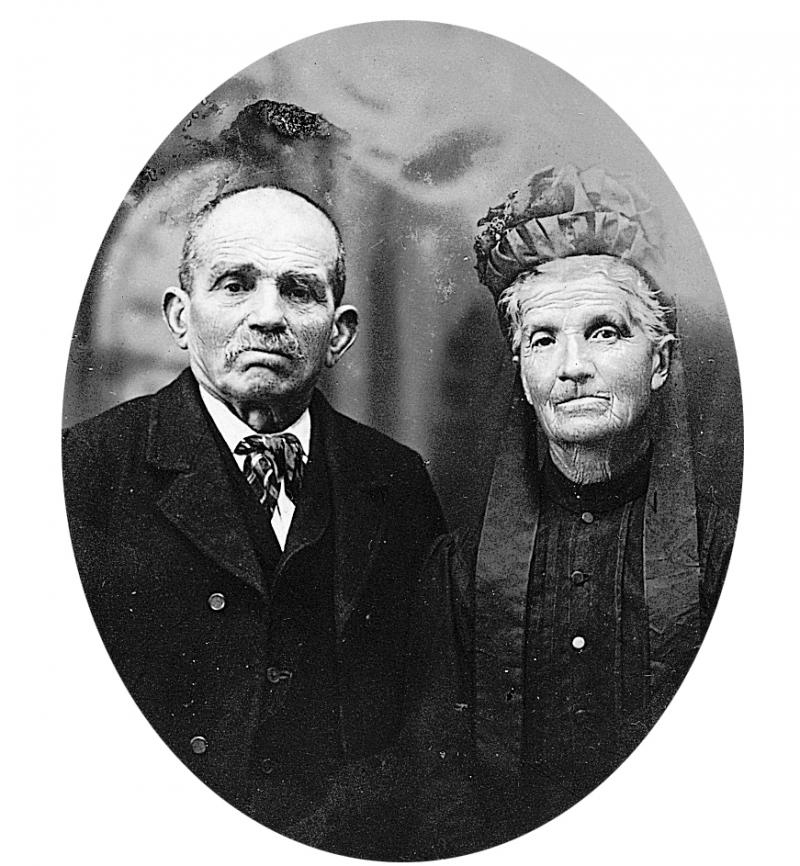 Portraits d'un homme et d'une femme avec coiffe (còfa)