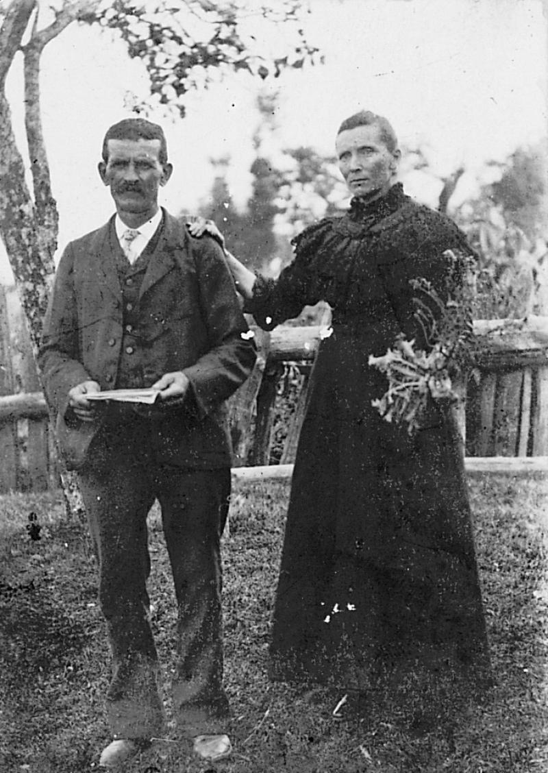 Homme avec feuillet dans les mains et femme avec chardon à la main, en Peyralès (secteur de La Salvetat Peyralès)