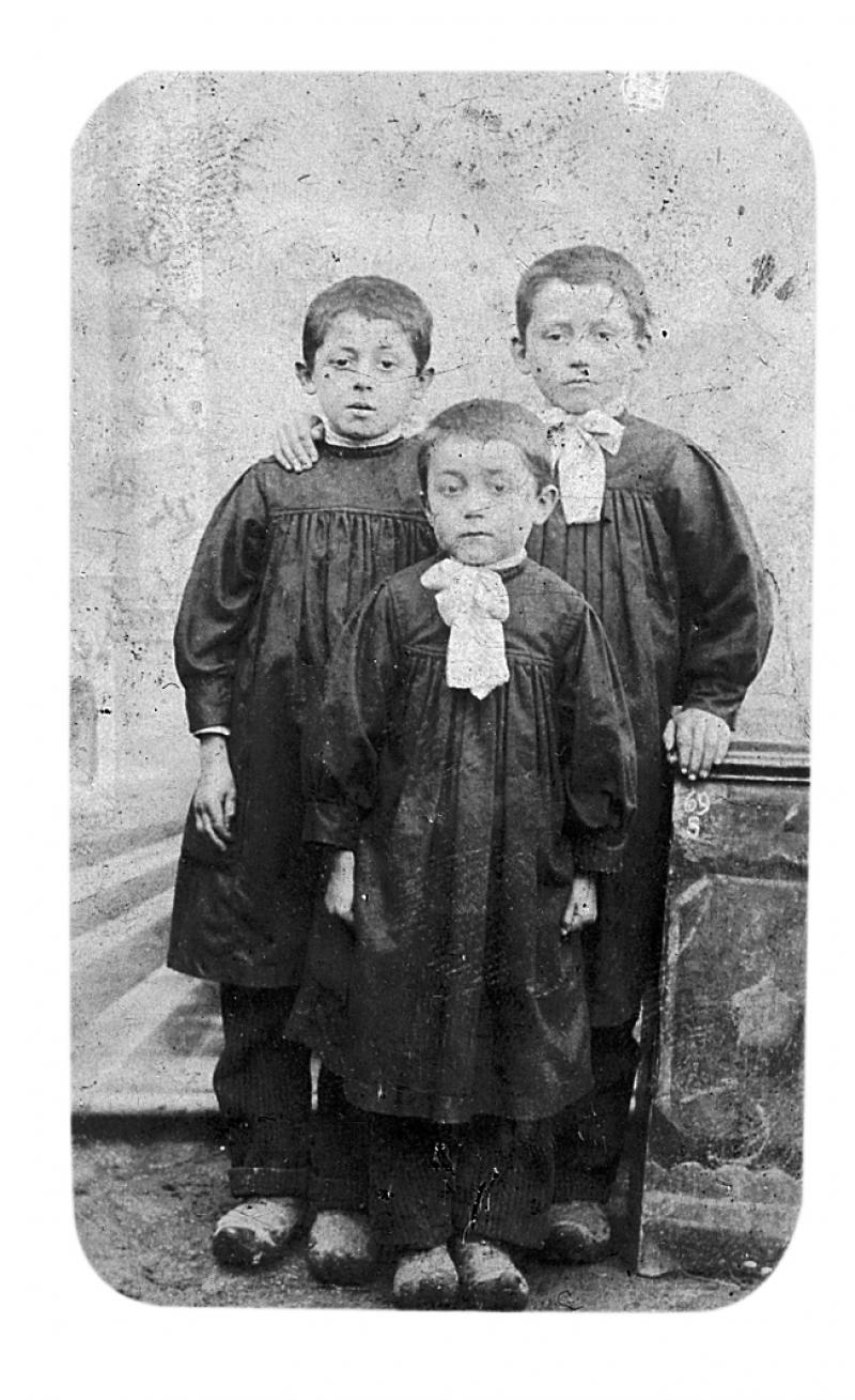 Trois jeunes garçons (dròlles, enfants) en habits (vestit) traditionnels,