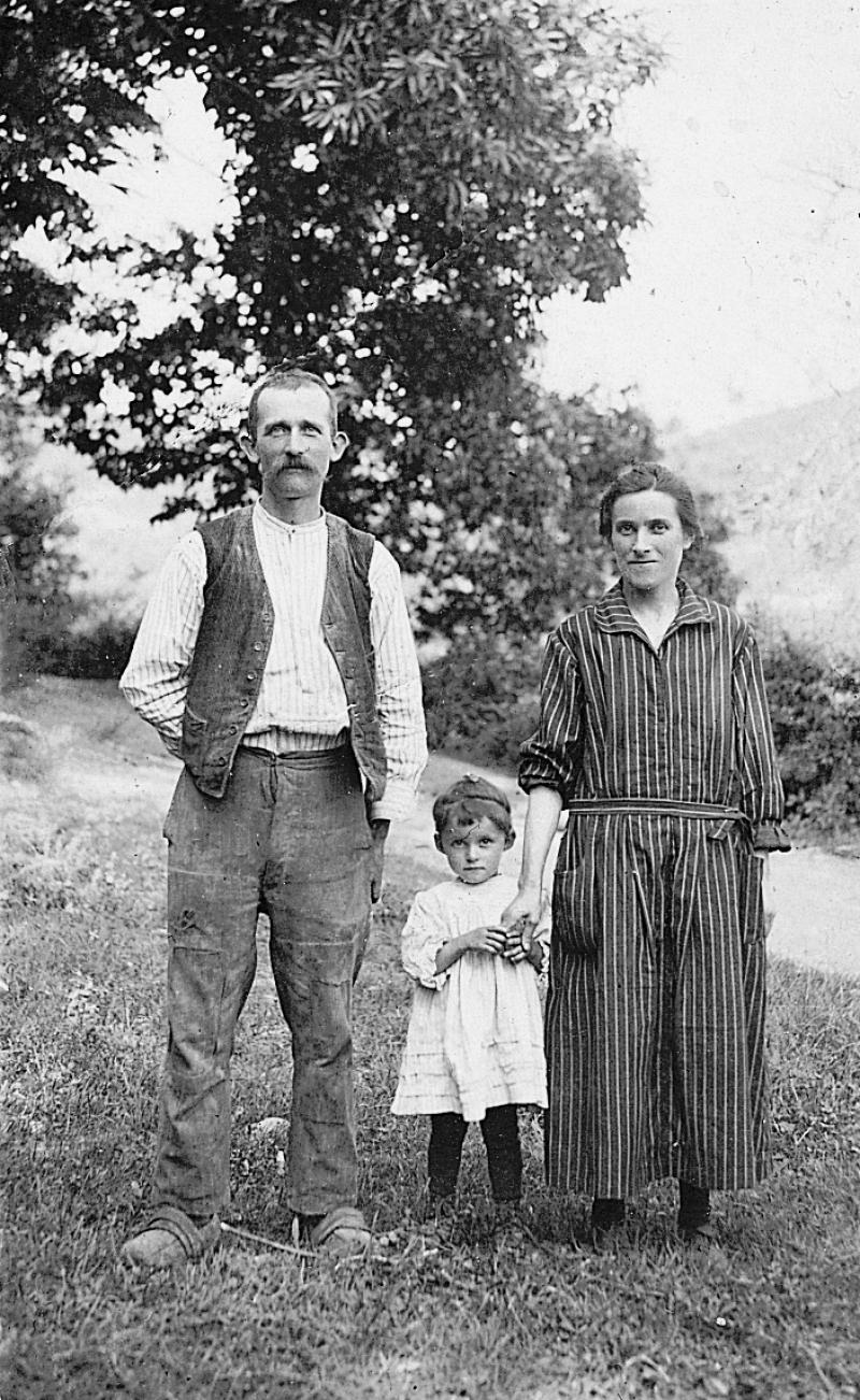 Couple de meuniers (molinièrs) avec leur fille (dròlla, filha) dans une prairie (prada), au moulin de La Galié, 1924