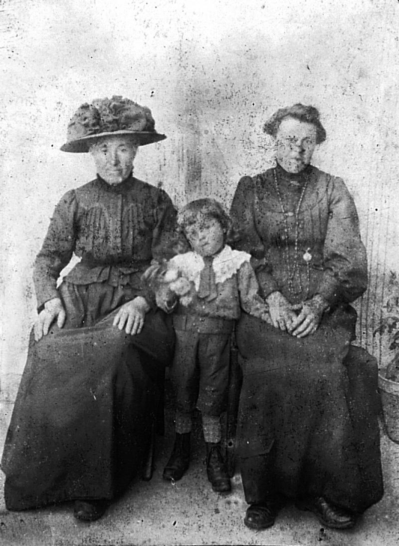 Deux femmes assises avec un garçon (dròlle, garçon)) entre elles, 1914-1918