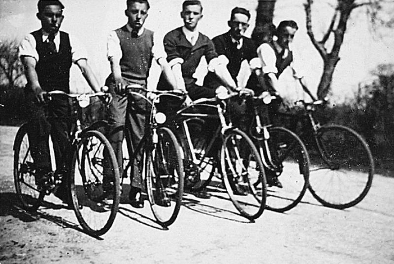 Cinq cyclistes (ciclistas) à l'arrêt, en Peyralès (secteur de La Salvetat Peyralès), 1939