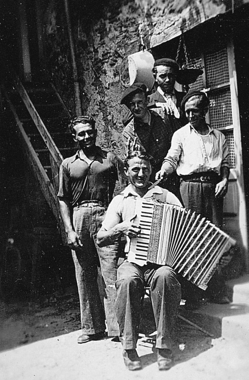 Accordéoniste (acordeonista), hommes et deux réfugiés espagnols devant la porte d'entrée d'une maison (ostal), septembre 1943