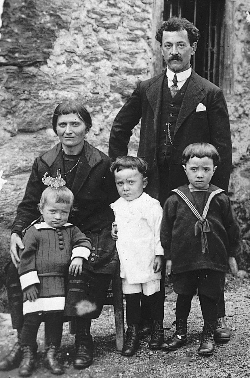 Couple avec trois enfants (dròlles, enfants), au Vernhou, 1925