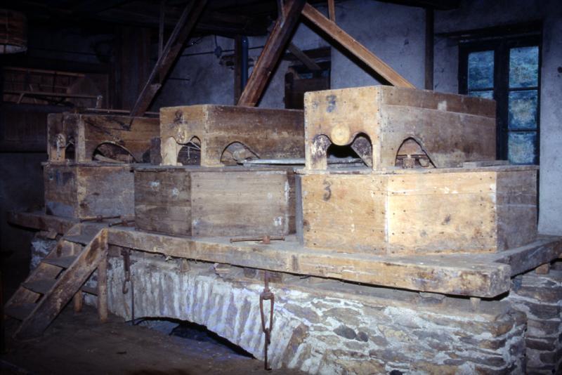 Trois paires de meules (mòlas), au moulin du Gô, juin 1992
