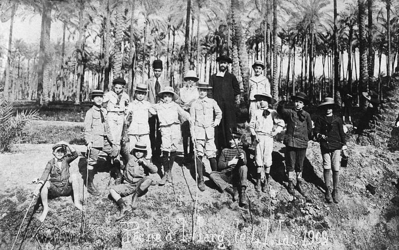 Missionnaire (missionari) et ses élèves durant une partie de pêche (pesca), à Marg, Alexandrie (Egypte), 4 mai 1909
