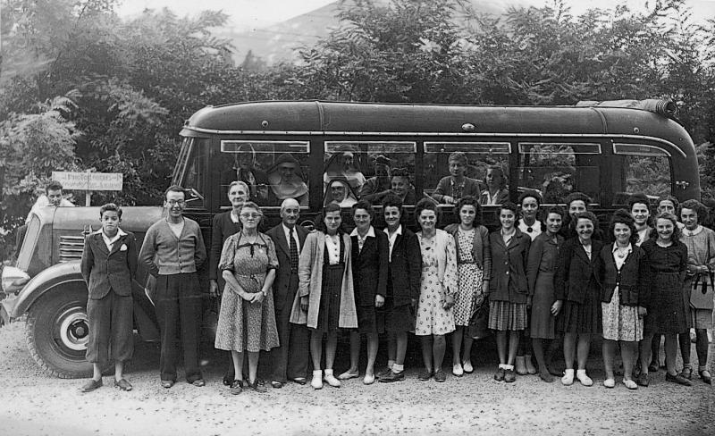 Paroissiens (parroquians) du Naucellois et religieuses (sòrres, surs) devant et dans un autobus, à Lourdes (65), 15 septembre 1947