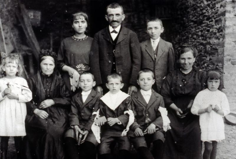 Trois communiants avec leur famille, 1925