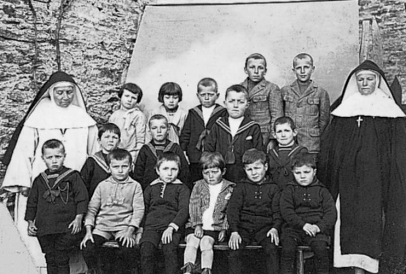 Religieuses (sòrres, surs) et pensionnaires (pensionaris) de l'école (escòla) publique au couvent (convent), vers 1928