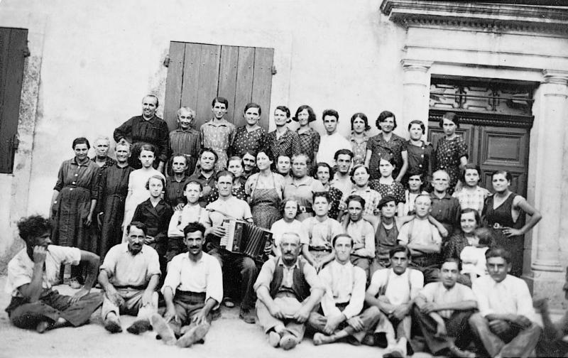 Equipe (còla) de vendangeurs (vendemiaires) du Naucellois avec joueur d'accordéon (acordeonista), au domaine de La Fourcade, à Capestang (34), 1937