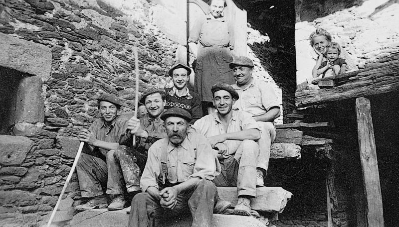 Batteurs (escodèires) assis dans des escaliers, à La Vialette de Frons, 1946