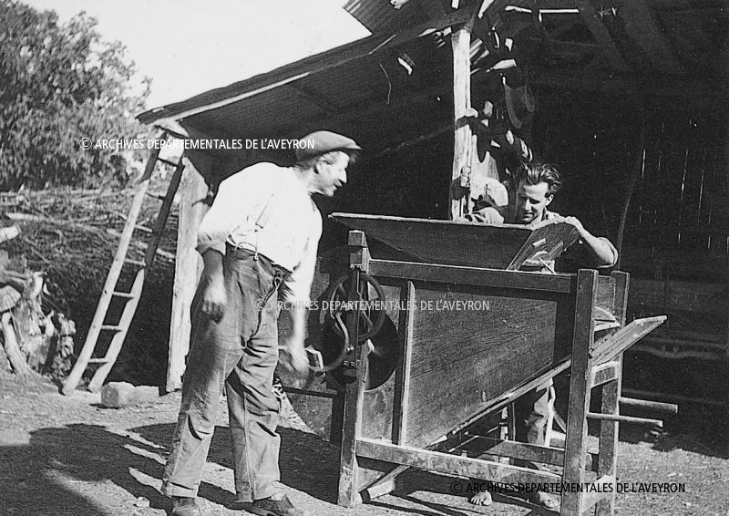 Deux hommes ventant mécaniquement du grain (gran) avec un tarare (ventador), à Puech Amans
