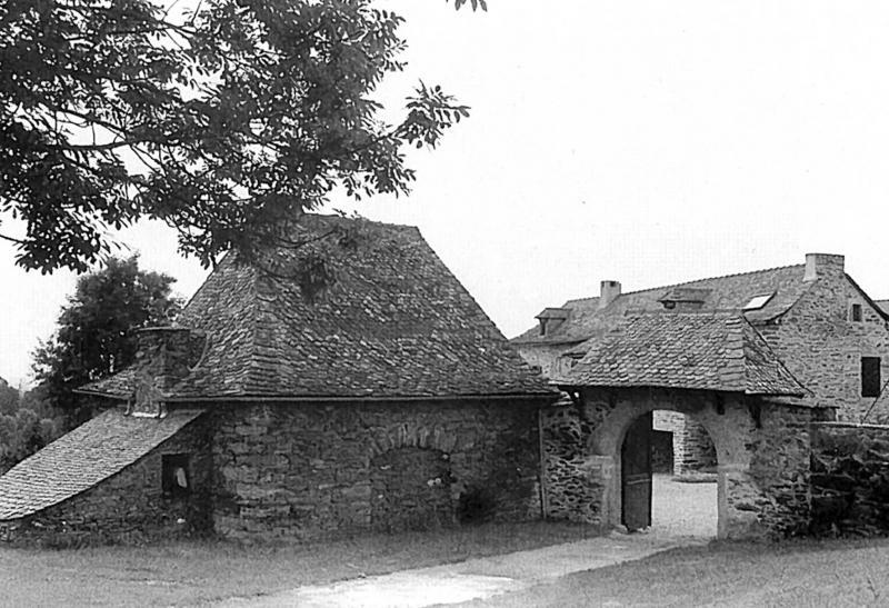 Four (forn), fournil (fornial), portail (portal) couvert et maison (ostal), à Rancillac, 1992