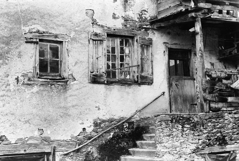 Petite fenêtre (fenestron), fenêtre (fenèstra), petit portail (cledon, portanèl), porte (pòrta) et balcon couvert (balet) de maison (ostal), au Batut, 1992