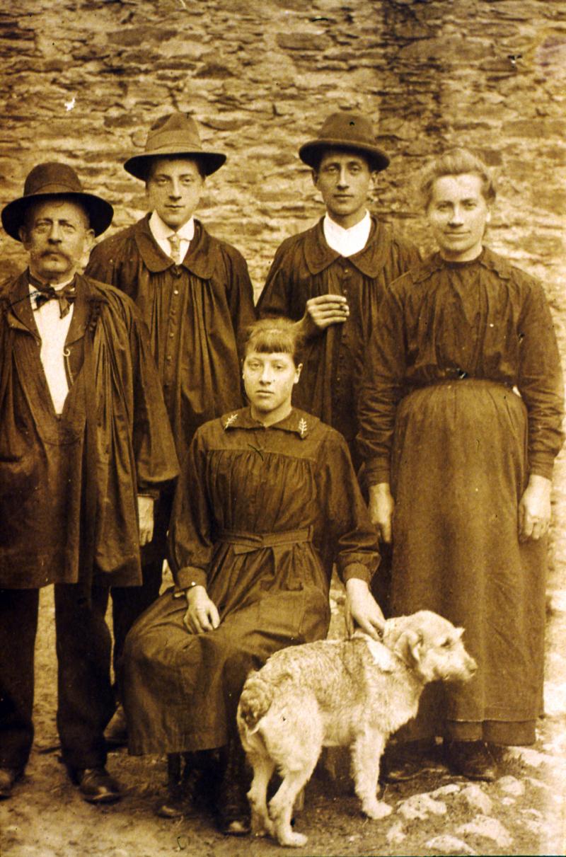 Famille Briane en habits (vestit) traditionnels, 1920