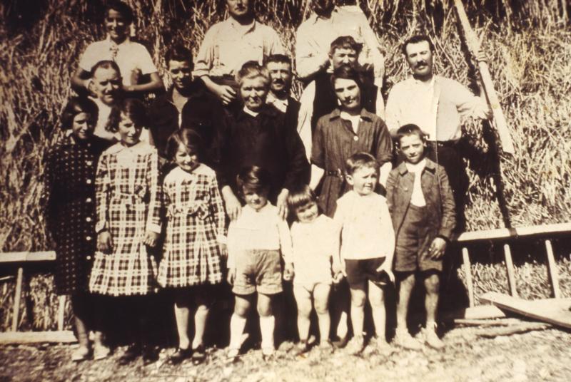 Famille devant un gerbier (plonjon), 1937