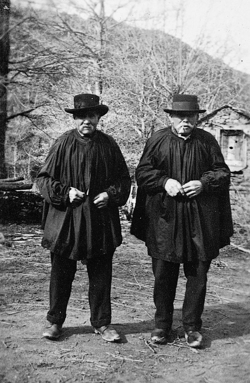 Deux hommes en habits (vestit) traditionnels, au moulin de Laval, vers 1931