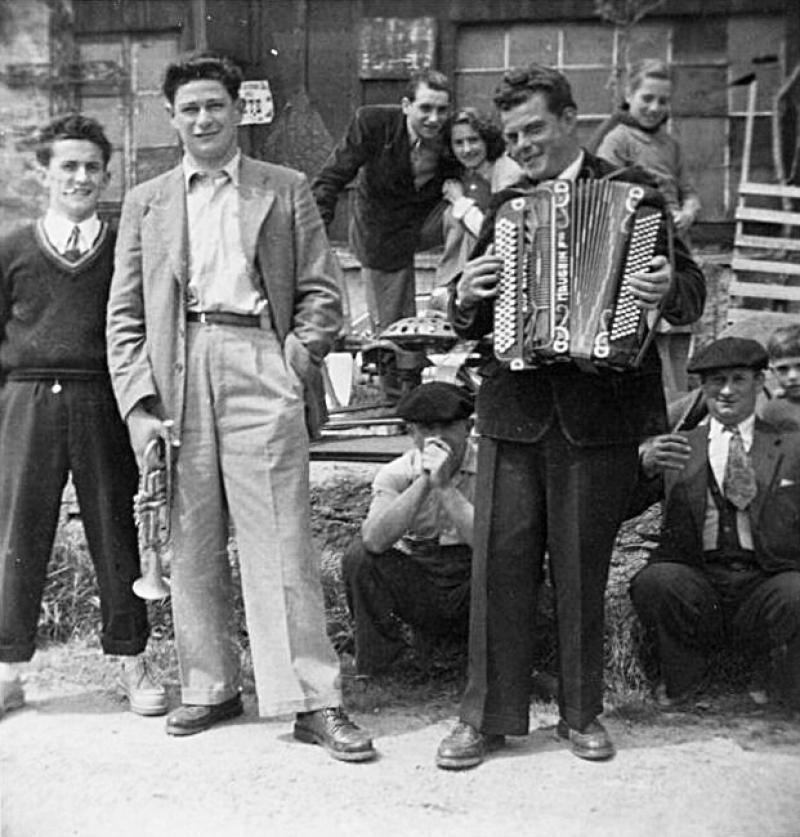 Villageois (vilatjors), trompettiste (trompetaire) et accordéoniste (acordeonista) un jour de fête (fèsta, vòta), à Grascazes