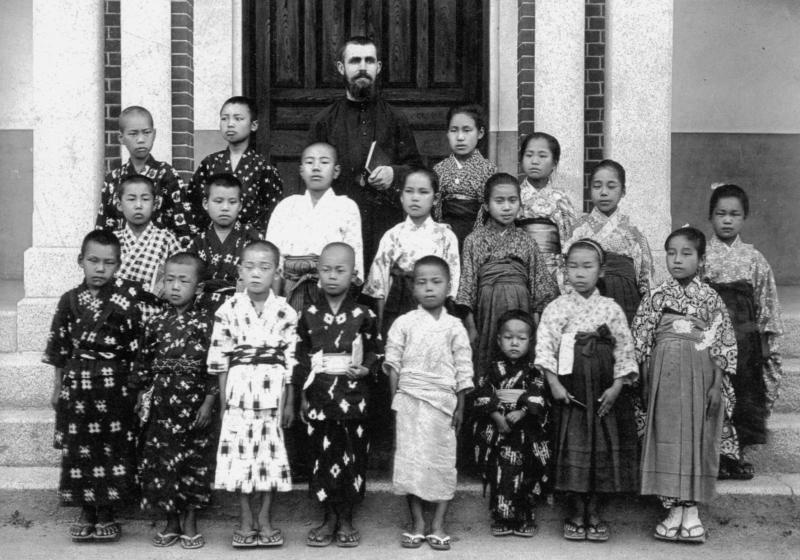 Missionaire (missionari) et enfants du catéchisme (catechirme, catetirme), à Okayama (Japon), juillet 1904