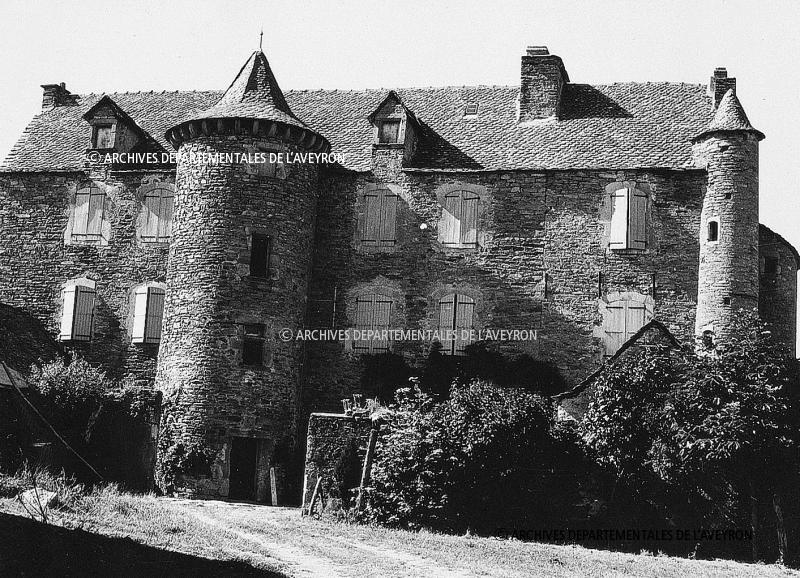 Château (castèl) avec tour (torre) et tourelle circulaires, aux Crouzets de Carcenac Peyralès