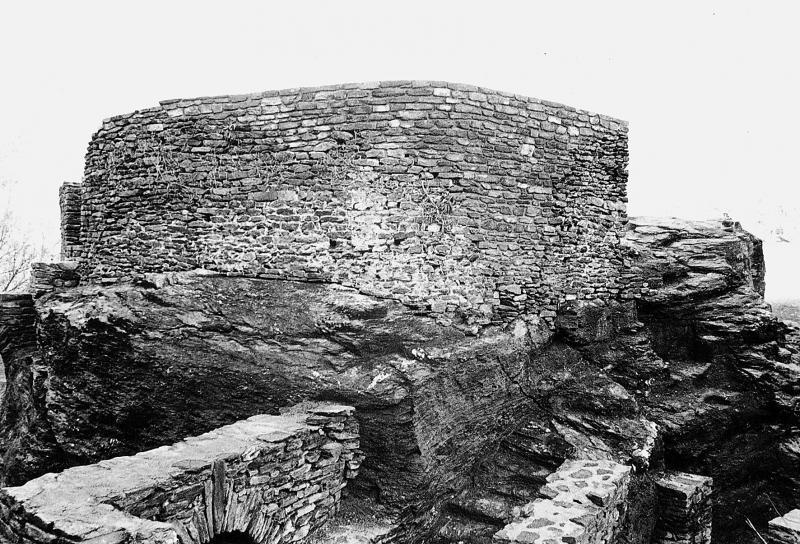 Vestiges restaurés de fortifications sur un rocher, au Roc d'Anglars