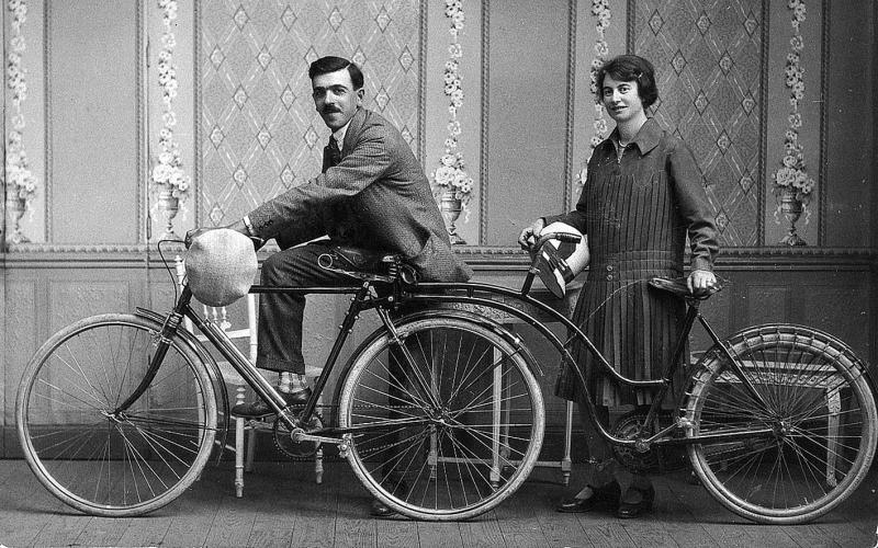 Couple posant avec une bicyclette (bicicleta) transformée en tandem, à Paris (75), 1932-1933