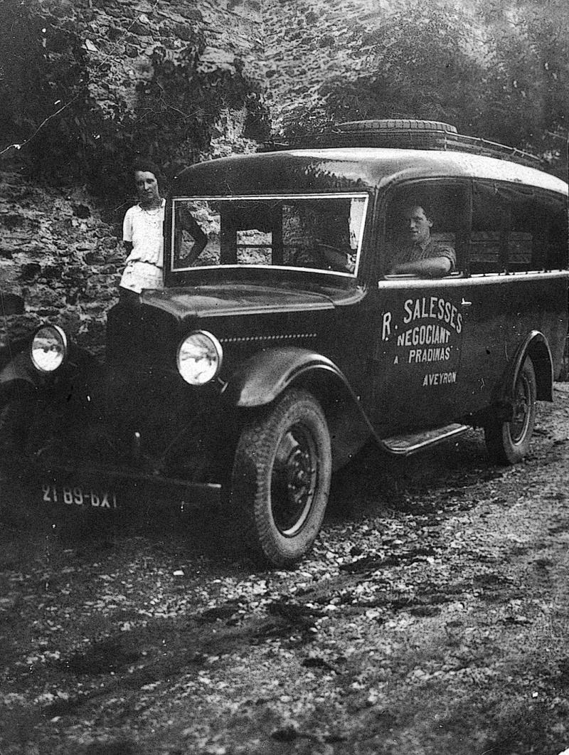 Femme sur le marchepied et homme au volant d'une camionnette de livraisons, 1933