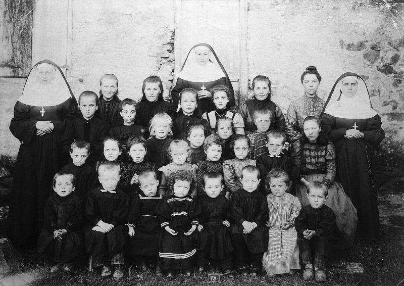 Ecole (escòla) libre ou privée mixte avec trois religieuses (sòrres, surs), à Albanhac, 1902