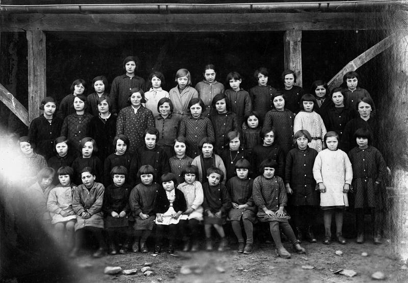 Ecole (escòla) libre ou privée des filles, à Limayrac, 1932