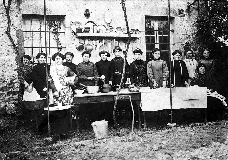 Elèves des cours ménagers avec accessoires de lessive, de cuisine, de repassage et de couture, 1915
