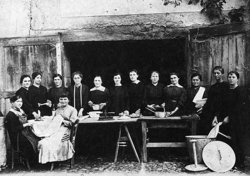 Elèves des cours ménagers avec accessoires de couture, de repassage, de cuisine et de lessive, 1915