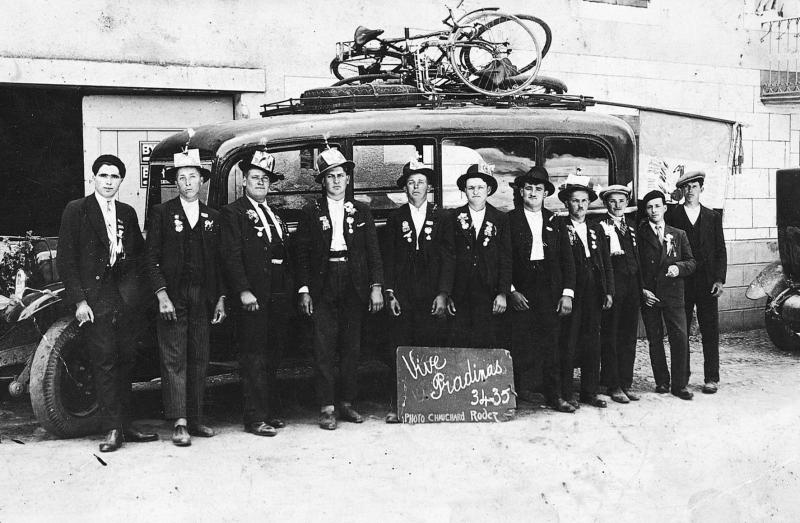 Conscrits de Pradinas devant un autobus avec bicyclettes sur impériale, 1934