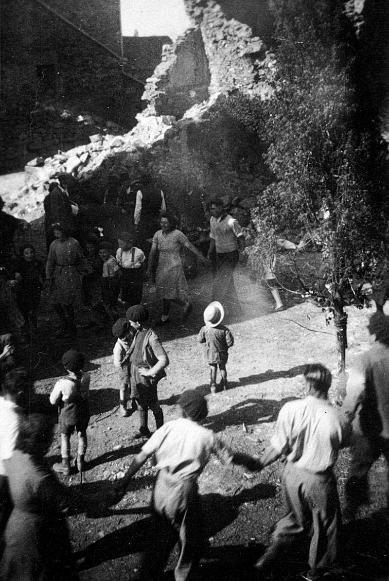 Villageois (vilatjors) effectuant une farandole autour d'enfants, aux Martres, 8 mai 1945