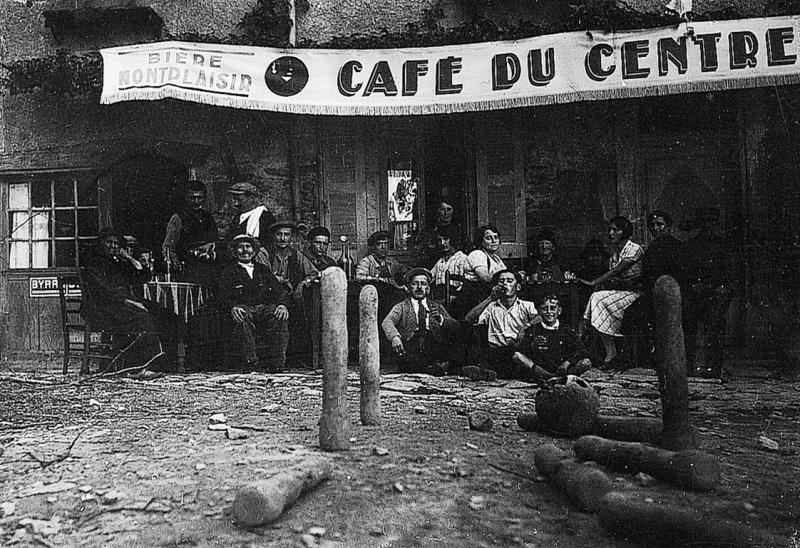 Temps de pause à la terrasse du Café du centre durant jeu de quilles (quilhas), 1932