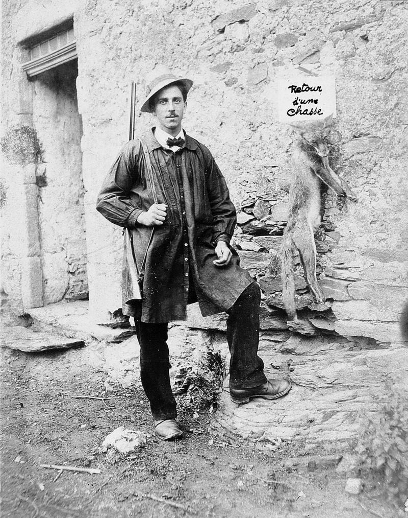 Chasseur (caçaire) en habits (vestit) traditionnels et renard (rainald) pendu sur un mur (paret), à Sermur, 1920