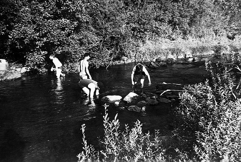 Quatre garçons pêchant à la main (a mantasta) dans un ruissseau (riu), en Ségala (secteur de Baraqueville-Sauveterre : Gramond ?)