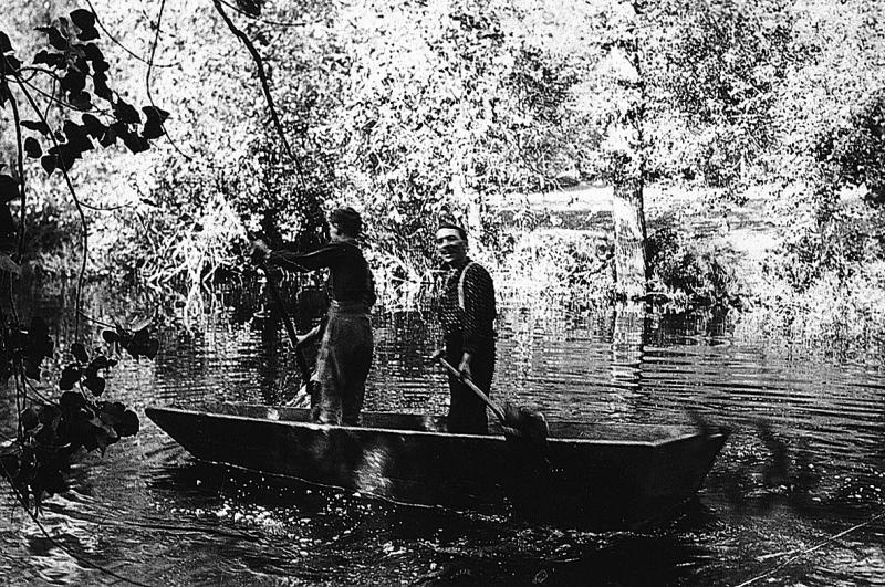 Deux hommes sur une barque (barca), en Ségala (secteur de Baraqueville-Sauveterre : Boussac ?)