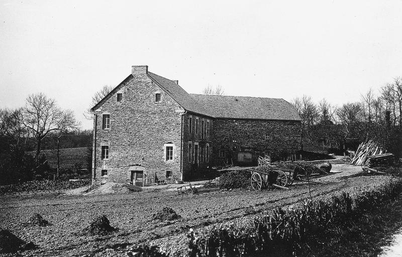 Tas de fumier (fomerons), maison (ostal), grange (fenial, granja) et tombereaux (tombarèls), à Salzet, 1928