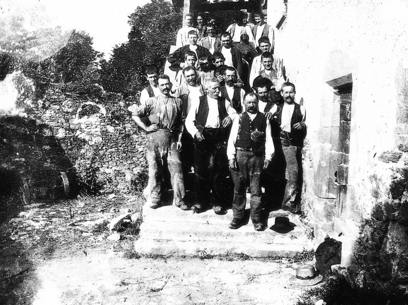 Equipe (còla) de domestiques (vailets) dans des escaliers, à La Planque, 1910