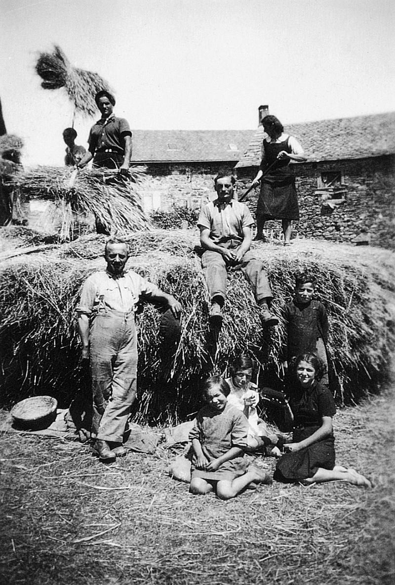 Temps de pause (beguda) devant et sur un gerbier (plonjon) durant dépiquage (escodre) mécanisé à la batteuse (batusa), à Jouels, août 1940