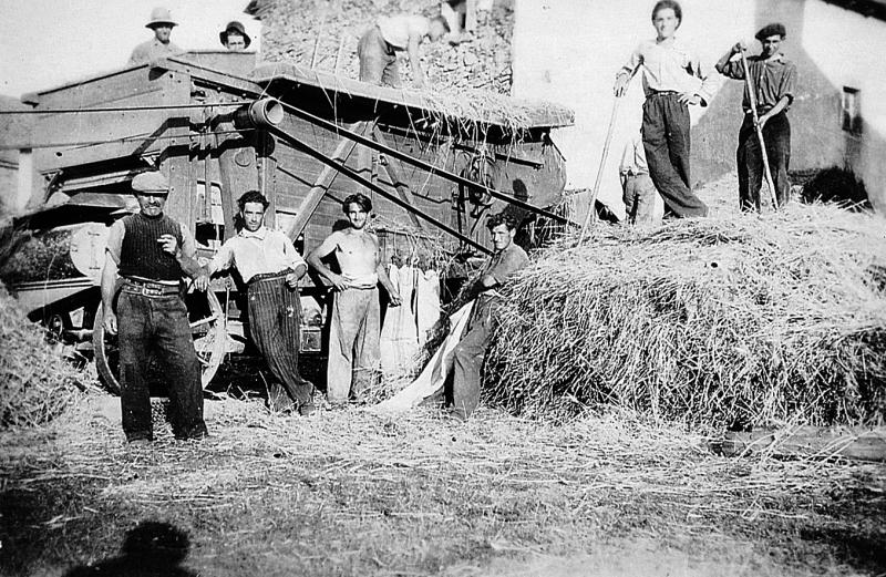 Temps de pause durant dépiquage (escodre) mécanisé à la batteuse (batusa) et ensachage du grain (gran), aux Martres, vers 1938