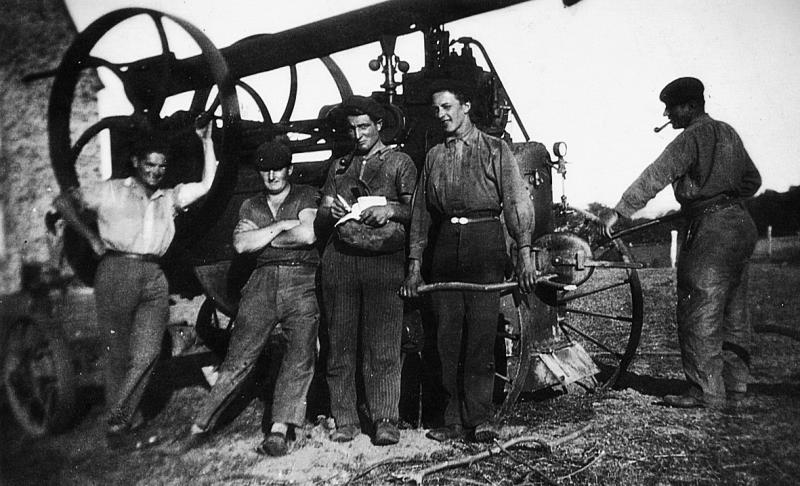 Cinq hommes devant une locomobile (caufusa), au Périé, 1940
