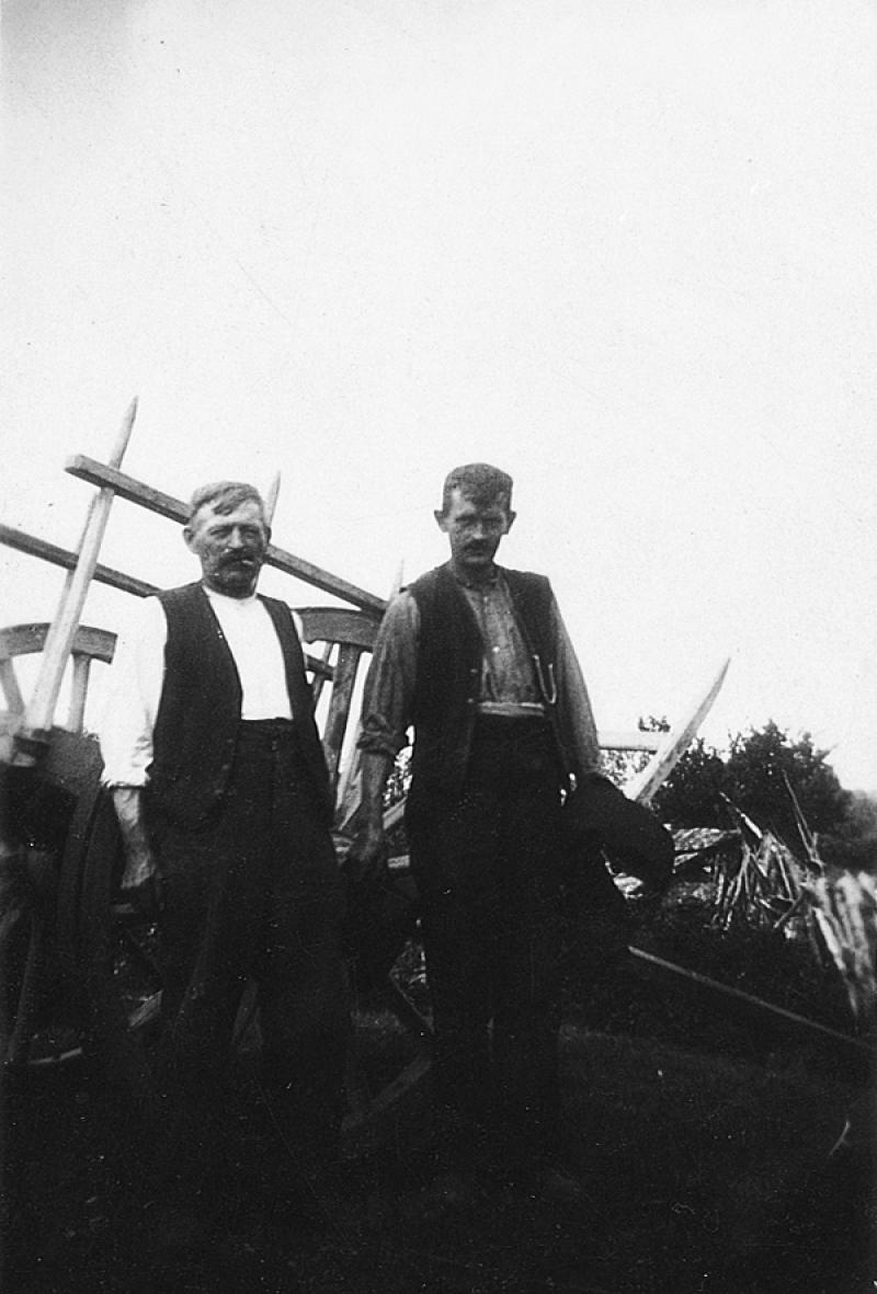 Deux hommes devant un char (carri), à La Galdeyrie, 1940
