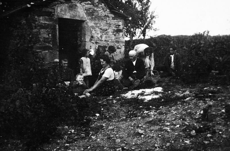 Dégustation de raisins (rasims) devant une cabane (cabana, cabanon) de vigne (vinha), aux Vignes, octobre 1936
