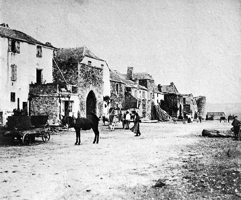 Pressoir (trèlh, truèlh) mobile, équidé, chars (carris) et villageois (vilatjors) devant vestiges de remparts et de portes fortifiées, vers 1890