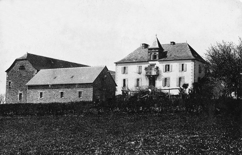 Granges (fenials, granjas) et maison (ostal) avec pigeonnier (colombièr, pijonièr) central, à Sever, 1920