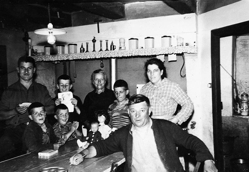 Famille autour d'une table (taula) devant une cheminée (canton), 1962