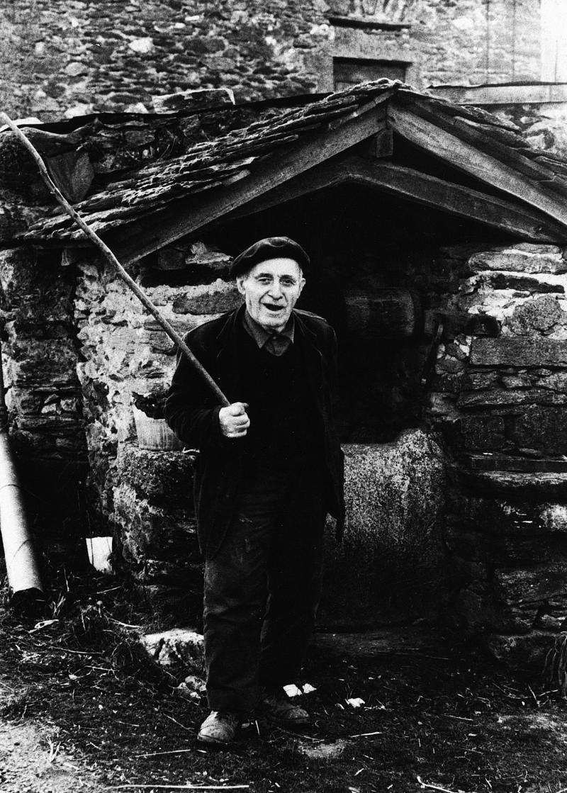 Homme avec aiguillon (agulhada) devant un puits (potz), à La Rouirie, 1968
