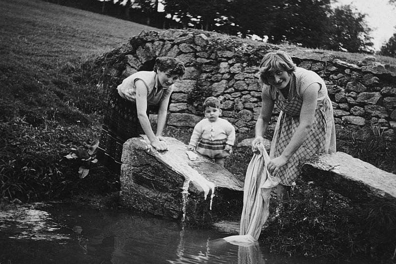 Enfant et deux femmes faisant la lessive (bugada), à La Vayssette, 1954