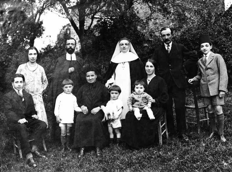 Famille avec curé (curat) et religieuse (sòrre, sur), aux Arquiés, 1927